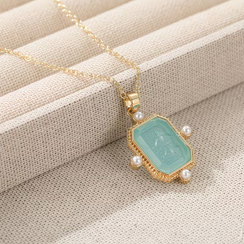 Elegant Light Luxury Crystal Square Pendant Necklace
